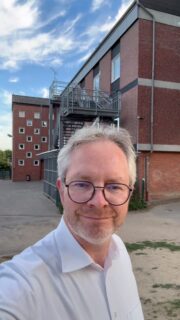 Freitagsinfo 07.08.2026
Heute in der Freitagsinfo:
-Arbeiten in unseren Grundschulen
-Ausstellung „Schildergasse“
-Besichtigung Dorfstube Wankum
-Wachtendonk auf dem Segway erkunden
-Radtour zu den „Bädern“ unserer Gemeinde
-Höchste Zeit für Tickets für „Lost Place Comedy“
-Einblicke ins Naturparkzentrum Haus Püllen
https://youtu.be/LUggxRLC4Is
#wankum #wachtendonk #paulhoene #freitagsinfo #bürgermeisterwawa