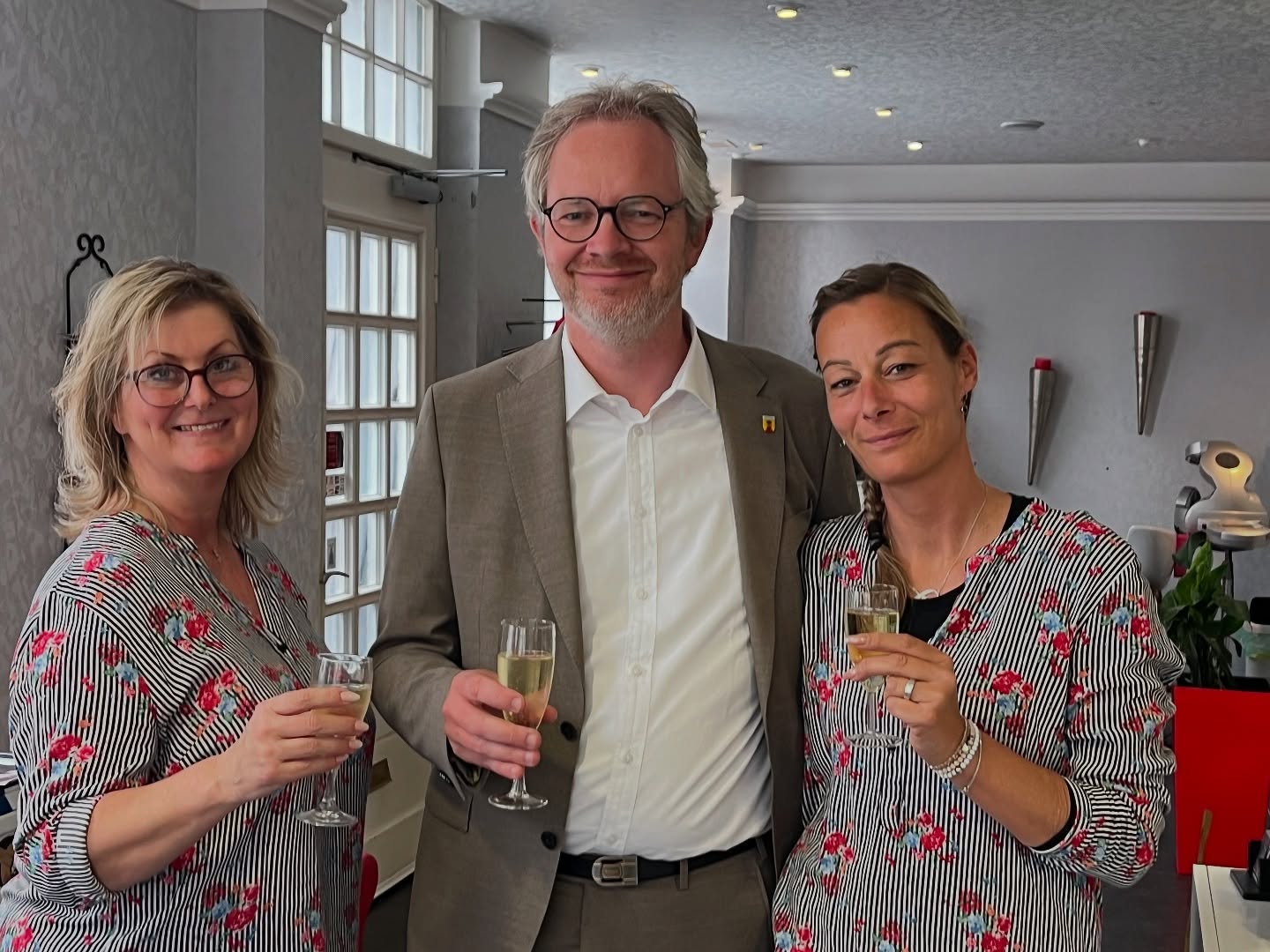Nach vielen Jahren im Wachtendonker Ortskern hatten Dorothee und Sylvia heute ihren letzten Tag in der „Hair Lounge Wachtendonk“. Auch wenn es für unseren Ortskern ein Verlust ist: Für die beiden „guten Seelen“ dieses Friseursalons steht ein neuer Anfang vor der Tür. Bei diesem Neuanfang (ab Ende der kommenden Woche in der „Haar Oase in Kempen; @die_haar_oase ) wünsche ich Beiden von Herzen alles Gute und bedanke mich für die Jahre hier in Wachtendonk!
Für unseren Ortskern wünsche ich mir, dass sich schnell ein neues Friseurteam findet. Das Ladenlokal der „Hair Lounge“ ist zwar schon anders verplant. Dennoch bin ich sicher, dass wir auch für einen neuen Friseursalon im Ortskern eine Lösung finden.
#wachtendonk #wankum #gemeindewachtendonk #bürgermeisterwawa #heimatmacher #friseursalongesucht #niederrhein