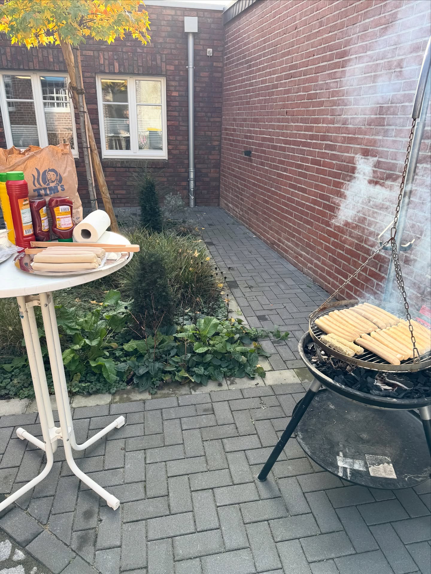 Vor der Kommunalwahl im September fragten mich die Niederrhein Nachrichten nach meiner „ersten Amtshandlung“, falls ich erneut zum Bürgermeister gewählt würde.
Meine Antwort darauf lautete: „Seit November 2020 bin ich Bürgermeister und habe eine neue Tradition eingeführt: Immer am 1. Werktag im November grille ich für alle meine Mitarbeiterinnen und Mitarbeiter. Dieses kleine Dankeschön an mein Team will ich beibehalten, also ist das die „erste Amtshandlung“ meiner zweiten Amtsperiode.“
Ich bin sehr glücklich, erneut zum Bürgermeister unserer schönen Gemeinde gewählt worden zu sein. Heute ist mein erster Tag im Rathaus in meiner zweiten Amtsperiode.
Und wie jedes Jahr wird gegrillt für mein ganzes Team im Rathaus, am Betriebshof, in den Jugendfreizeiteinrichtungen und auch im Büro der LEADER-Region.
#wankum #wachtendonk #paulhoene #ichundmeinteam #bürgermeisterwawa