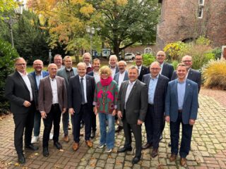 15 Bürgermeister, eine Bürgermeisterin und ein Landrat, der zuvor selbst Bürgermeister war: In den letzten 5 Jahren ist aus dieser Truppe ein eingespieltes Team geworden, in dem auch viele Freundschaften entstanden sind.
Heute allerdings ist für sieben davon der letzte Tag im Amt. Die Kalkarer Bürgermeisterin Dr. Britta Schulz und ihre sechs Amtskollegen, Ferdinand Böhmer (Kranenburg), Wolfgang Gebing (Kleve), Peter Hinze (Emmerich), Clemens Brüx (Issum), Ulrich Knickrehm (Goch) und Dirk Möcking (Kerken) scheiden aus dem Amt aus und verabschiedeten sich in den Ruhestand.
Ich werde Euch in dieser Runde vermissen, bin natürlich aber auch gespannt auf die 7 „neuen“, die für Euch nachrücken.
Erfreulich finde ich dabei, dass wir „weiblicher“ werden, denn in Kerken, Kalkar und Emmerich gibt es künftig Bürgermeisterinnen.
Auf eine gute Zusammenarbeit!