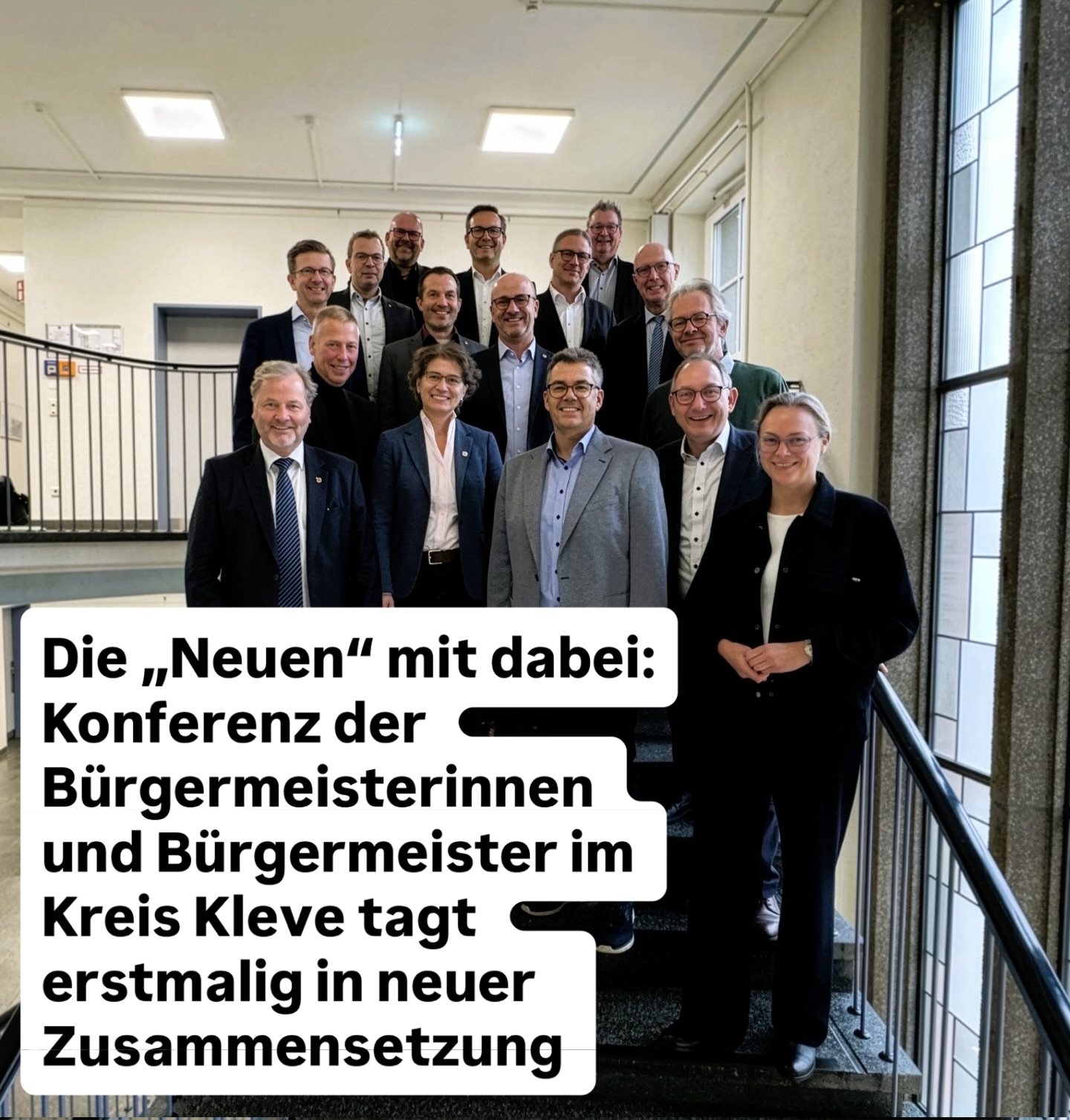 In der Stadt Rees trafen heute erstmalig seit Beginn der neuen Amtsperiode alle wiedergewählten und neu ins Amt gekommenen Bürgermeisterinnen und Bürgermeister sowie der Landrat des Kreises Kleve zusammen. Die Tagesordnung ließ dann auch Raum für ein gegenseitiges Kennenlernen und „Organisatorisches“, aber auch Sachthemen wie die Entwicklung der Kommunalfinanzen und ordnungsrechtliche Fragestellungen wurden behandelt.
Ich freue mich auf die traditionell gute Zusammenarbeit mit den Kolleginnen und Kollegen auch in den kommenden 5 Jahren!
Für die lange Fahrt nach Rees und zurück hatte ich mit Iris Irgenshorst (@iris.itgenshorst ), der neuen Bürgermeisterin der Nachbargemeinde Kerken, eine Fahrgemeinschaft gebildet. Auf der Fahrt konnte ich so bereits viele Themen besprechen, die sich aus der unmittelbaren Nähe beider Kommunen ergeben.
Ich freue mich sehr, dass sich die Anzahl der Bürgermeisterinnen seit der Kommunalwahl von vorher nur einer auf nun drei erhöht hat. Neben Iris Itgenshorst in Kerken und Alexandra Schacky (@alexandraschacky ) in Kalkar zählt dazu auch Claudia Lindlahr (@claudia_lindlahr ) aus Emmerich, die heute in Rees aber leider nicht mit dabei sein konnte.