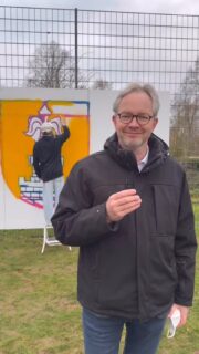 Freitagsinfo 05.12.2025
Heute in der Freitagsinfo:
-Legale Graffiti-Wand am Schoelkensdyck
-Danke für eine gelungene Nikolaus-Ankunft !
-Neuer Verein engagiert sich für Bürgerhalle
-Festliche Weihnachtslichter am Hundertmorgenweg und auf der Lessingstraße
-Spendenlauf am Sportpark Laerheide
-Ticketverkauf für das Dorfbeben startet
-„Celtic Sense“ in der Dorfstube
-Vortrag über Begegnungen in Recife-Olinda und Sobradinho
-Infos zu Wärmepumpen und Alternativen
-Blutspenden in der Freien Realschule Weitsicht
-Auftritt der Theaterkids am Borghof
-Adventskonzert des Musikvereins Lyra
-Fußball-Biathlon-Meisterschaft
https://youtu.be/DpFpgXYulKQ
#wankum #wachtendonk #paulhoene #freitagsinfo #bürgermeisterwawa