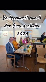 Insgesamt 18 Kinder aus unseren beiden Grundschulen nahmen heute am Vorlesewettbewerb in unserer Gemeinde teil. Als Teil der Jury durfte ich dabei sein und bei der Siegerehrung allen Teilnehmerinnen und Teilnehmern ihre Medaillen verleihen. Ihr habt das alle ganz prima gemacht!
#wachtendonk #wankum #vorlesewettbewerb #gemeindewachtendonk #paulhoene