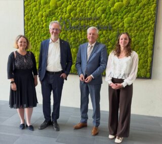 Klare Entscheidung im Haupt- und Finanzausschuss: Einstimmige Empfehlung für den Beitritt zur Euregio Rhein-Maas-Nord!

Die heutigen Gespräche mit Vertreterinnen und Vertretern aus Venlo und der Euregio haben noch einmal deutlich gemacht, welche Chancen in einer grenzüberschreitenden Zusammenarbeit liegen.

Neben dem Venloer Bürgermeister Antoin Scholten (zugleich Präsident der Euregio) waren auch Esmee Zegers von der Stadt Venlo sowie Michiel Savelsbergh und Maike Hajjoubi von der Euregio in der Sitzung zu Gast und konnten gemeinsam die Mitglieder des Ausschusses von den Vorteilen einer Mitgliedschaft überzeugen.

Ich stehe voll hinter diesem Schritt – und habe das Thema nicht ohne Grund selbst eingebracht. Für Wachtendonk bietet sich hier eine echte Chance, sich stärker zu vernetzen und zukunftsorientiert weiterzuentwickeln.

Jetzt liegt der Ball beim Gemeinderat. Ich bin gespannt auf die Entscheidung!
#GrenzenlosDenken #Wachtendonk #Wankum #venlo #euregiorheinmaasnord