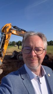 Freitagsinfo 29.05.2026
Heute in der Freitagsinfo:
- Beginn der Erdarbeiten für Windräder zwischen Autobahn und Champignonfarm in Wankum
- Onlinebeteiligung zur Nahmobilität im Kreis Kleve
- Verstärkung für Bürgerbüro und Standesamt gesucht
- Meldungen für den Veranstaltungskalender
- Eröffnung der Fotoausstellung „Glanzlichter 2025“ im Haus Püllen
- Tag der offenen Tür bei der neuen Rettungswache Straelen
- Geänderte Öffnungszeiten bei Bürgerbüro und Standesamt
- Jubiläumsprogramm „100 Jahre Lyra“
- Neue Trainingsanzüge der U13-Mädchenmannschaft des TSV WaWa
https://youtu.be/2SsBVW_k9UI
#wankum #wachtendonk #paulhoene #freitagsinfo #bürgermeisterwawa