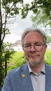 Freitagsinfo 12.06.2026
Heute in der Freitagsinfo:
- Informationen zum Projekt „Wohnen am Pulverturm“
- Endspurt beim „Stadtradeln“
- „Bufdi“ für die Grundschule Wankum gesucht
- Dank an die Lyra für das Jubiläumsfest
- Bürgermeisterfahrt nach Berlin
- St.-Josef-Stift feiert 125 Jahre
- Konzert am Alten Wasserwerk
- Italo&Beats bringt italienisches Flair in den Ortskern
- Kinder- und Familienfest am Naturbad
- Ausstellung der Künstlergruppe „die rUNDE“ am Alten Wasserwerk
- Sommerfest beim TSV WaWa
- „Save the Date“ zum Wankumer Schützenfest
https://youtu.be/KH1ifYvJq7A
#wankum #wachtendonk #paulhoene #freitagsinfo #bürgermeisterwawa