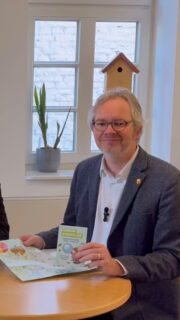 Freitagsinfo 21.11.2025
Heute in der Freitagsinfo: 
-Kinderstadtplan 
-Entscheidung zum verkehrsberuhigten Bereich „Auf der Weide 3-25“ 
-Ehemalige Wachtendonk wir mit Margot Friedländer-Preis ausgezeichnet 
-Tannenbaum-Aufstellen in Wankum 
-Kinderkrebsbasar 
-Adventsbasar 
-Laubsägewerkstatt 
-Stefan Verhasselt 
-Nikolaus kommt über die Niers 
-Laternenrundgang unterstützt WDR-Weihnachtswunder 
https://youtu.be/lISQ2Re5288 
#wankum #wachtendonk #paulhoene #freitagsinfo #bürgermeisterwawa