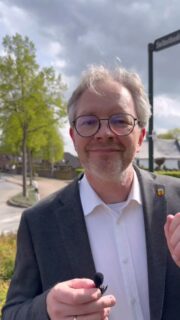 Freitagsinfo 17.04.2026
Heute in der Freitagsinfo:
-Sanierung der Bergstraße
-Abgestützte Kapelle auf dem katholischen Friedhof
-Saisonbepflanzung in Vorbereitung
-Elinas der Grieche hat in Haus Peuten eröffnet
-Pflanzentauschbörse in Haus Püllen
-Irish Session auf der Weinstraße 
-Spirituelle Kirchenführung in Wachtendonk
-Tag der offenen Tür bei der Gänseblümchen-Kita in Wankum
-Saisoneröffnung beim Tennisclub
-Tag der offenen Tür beim Hofladen und Gartenbau Schrievers
-Konzert von WaWaKerk und Chorios
https://youtu.be/8j9j3gJ4T9U
#wankum #wachtendonk #paulhoene #freitagsinfo #bürgermeisterwawa